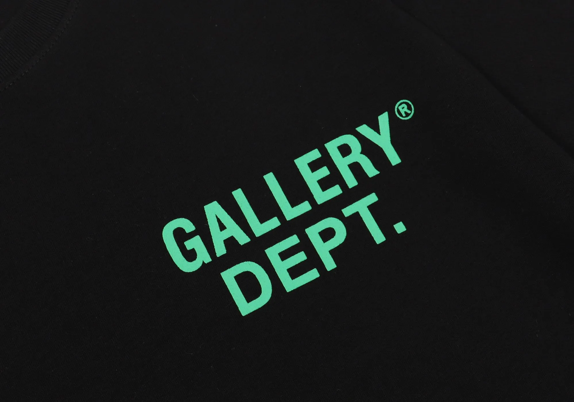 No. 6011, batch 96, GALLERY DEPT HOLLYWOOD, CA limited edition, simple solid color printed basic short sleeves. Selected 230g 32-count smooth double yarn fabric, fine workmanship and superb quality! The fit is loose and super comfortable to wear, and the size is 2 sizes larger than the normal domestic size. Color: black, white; Size: S M L
